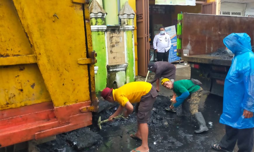 Di Tengah Guyuran Hujan, DLH Bersama Damkar Parepare Keruk dan Bersihkan Drainase